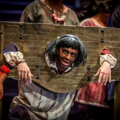 La guillotina al expresidente catalán Carles Puigdemont en pleno escenario del Gran Teatro Falla La guillotina al expresidente catalán Carles Puigdemont en pleno escenario del Gran Teatro Falla