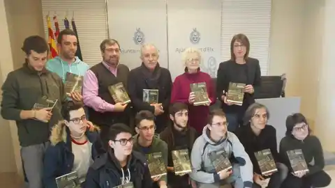 Alumnos del instituto de Carrus junto a los autores del libro, la presidenta de la AIE y la concejala de Cultura de Elche Alumnos del instituto de Carrus junto a los autores del libro, la presidenta de la AIE y la concejala de Cultura de Elche