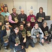 Alumnos del instituto de Carrus junto a los autores del libro, la presidenta de la AIE y la concejala de Cultura de Elche
