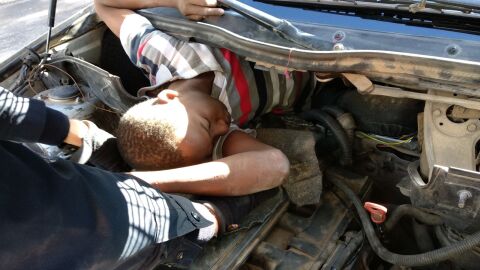 Uno de los inmigrantes ocultos en el coche