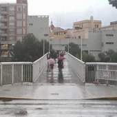 Imagen de archivo de la pasarela del Mercado de Elche en un día de lluvia. Imagen de archivo de la pasarela del Mercado de Elche en un día de lluvia.