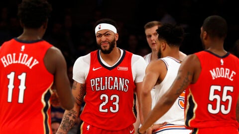 Anthony Davis celebra una canasta junto a sus compa&ntilde;eros