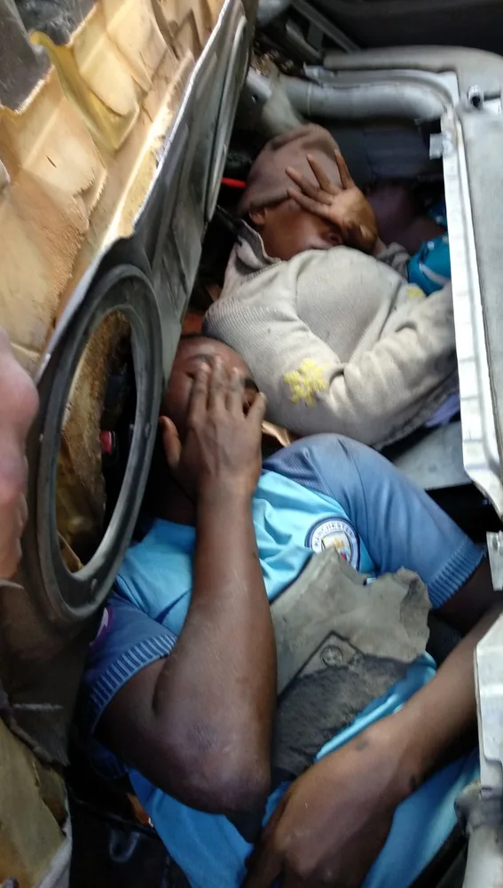 Inmigrantes escondidos en el doble fondo de un vehículo Inmigrantes escondidos en el doble fondo de un vehículo