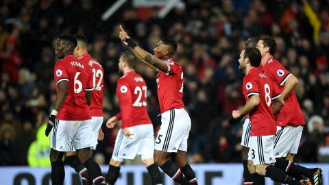 Los jugadores del United, euf&oacute;ricos tras el gol