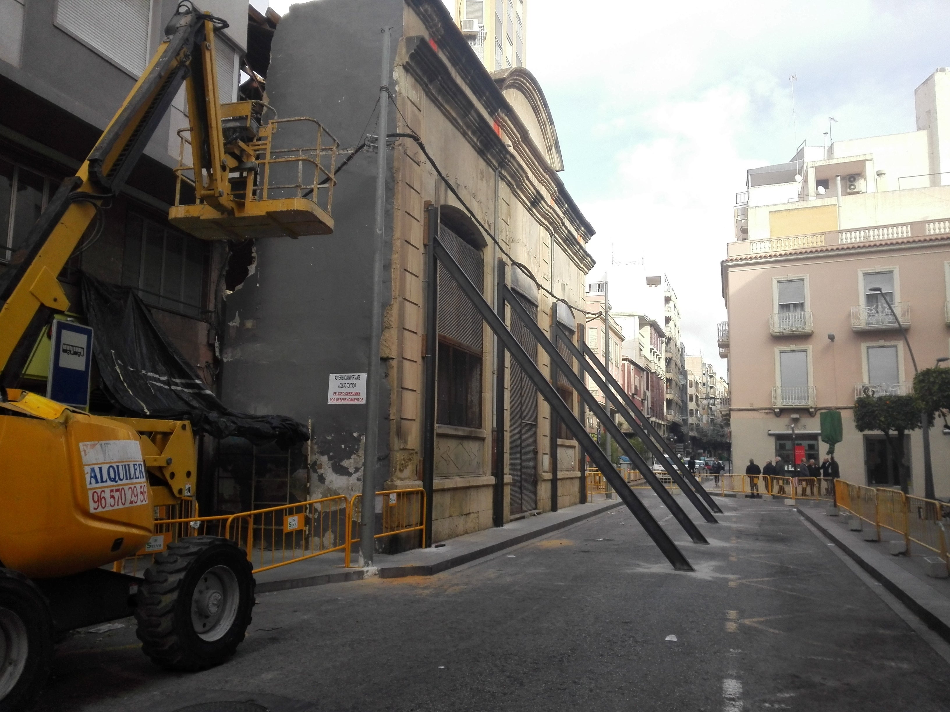 La propiedad del edificio de Riegos El Progreso rechaza cambiar el apuntalamiento de la fachada y lo hará el ayuntamiento de manera subsidiaria La propiedad del edificio de Riegos El Progreso rechaza cambiar el apuntalamiento de la fachada y lo hará el ayuntamiento de manera subsidiaria