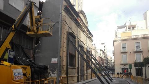 Fachada apuntalada del edificio de Riegos El Progreso de Elche