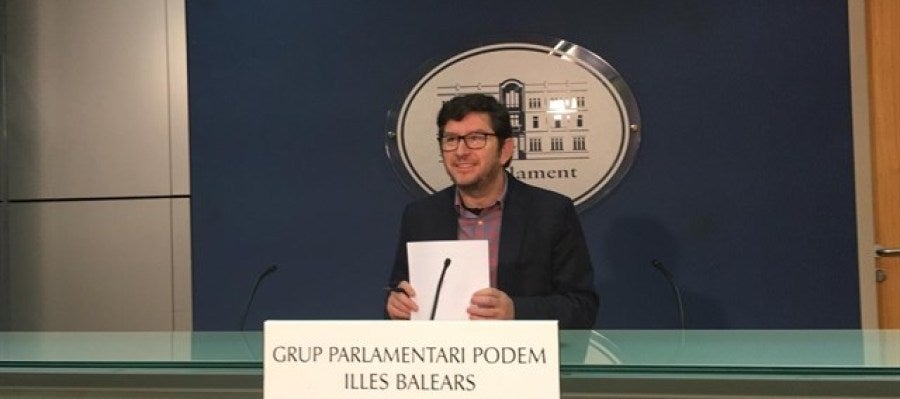 El portavoz parlamentario de Podemos, Alberto Jarabo, comparece ante los medios en el Parlamento El portavoz parlamentario de Podemos, Alberto Jarabo, comparece ante los medios en el Parlamento
