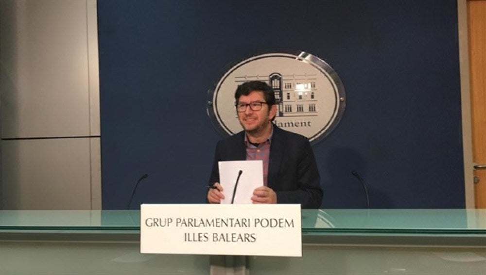El portavoz parlamentario de Podemos, Alberto Jarabo, comparece ante los medios en el Parlamento
