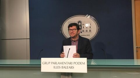 El portavoz parlamentario de Podemos, Alberto Jarabo, comparece ante los medios en el Parlamento