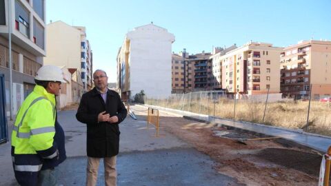 L&acute;actuaci&oacute;, que s&acute;ha realitzat despr&eacute;s d&acute;acords amb els propietaris del s&ograve;l, consta de dues accions, per una banda pavimentar i il-luminar i per altra asfaltar els vials. 