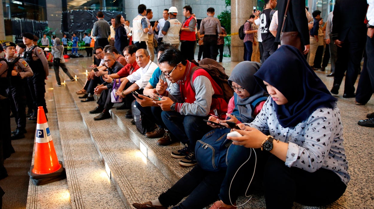 Más de 70 heridos al hundirse el techo del vestíbulo de la Bolsa de Yakarta Más de 70 heridos al hundirse el techo del vestíbulo de la Bolsa de Yakarta
