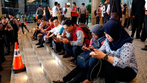 Empleados de la Bolsa de Yakarta desalojados del edificio
