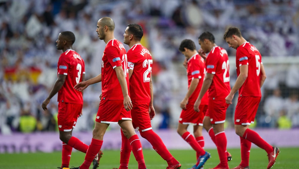 Los jugadores del Sevilla se retiran del Santiago Bernabéu