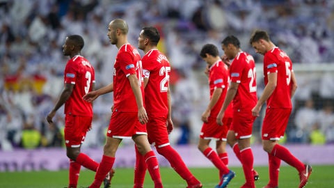 Los jugadores del Sevilla se retiran del Santiago Bernab&eacute;u