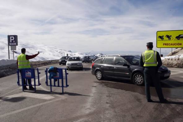 Ecologistas cargan contra el excesivo tráfico en los accesos a Sierra Nevada Ecologistas cargan contra el excesivo tráfico en los accesos a Sierra Nevada
