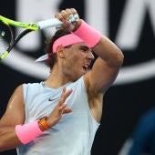Rafa Nadal golpea de derecha una bola en el Open de Australia