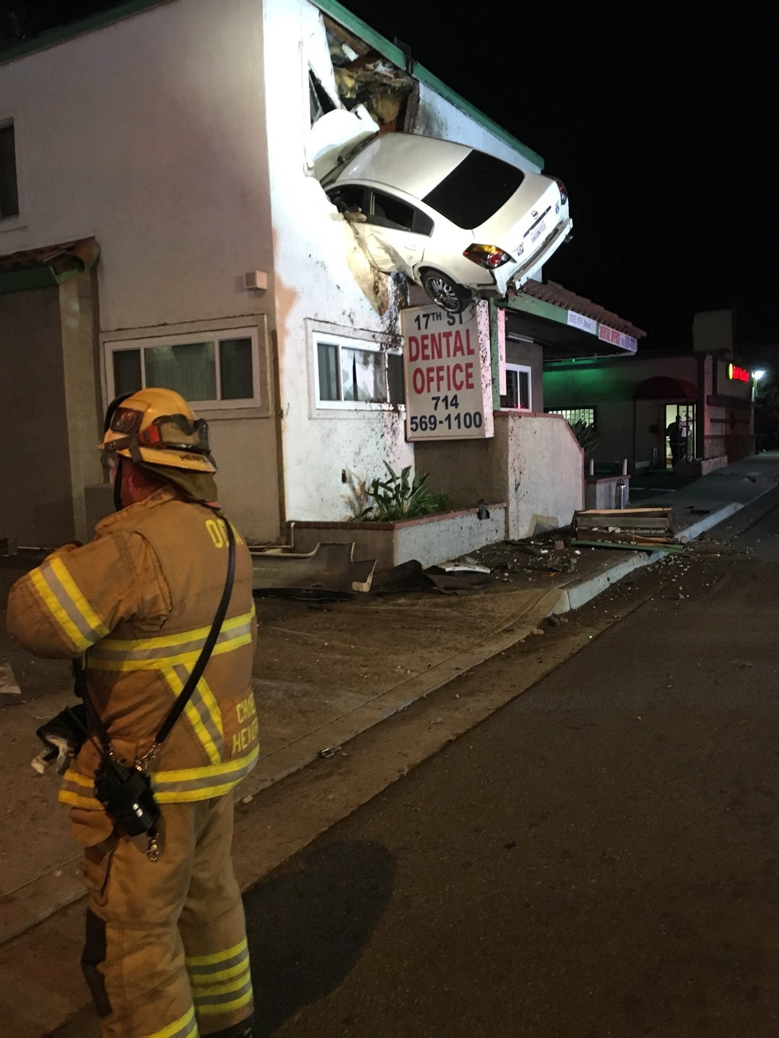Pierde el control de su coche y acaba empotrado contra el segundo piso de un edificio Pierde el control de su coche y acaba empotrado contra el segundo piso de un edificio