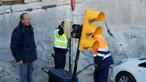 Proceso de instalación de los semáforos. obras peñíscola
