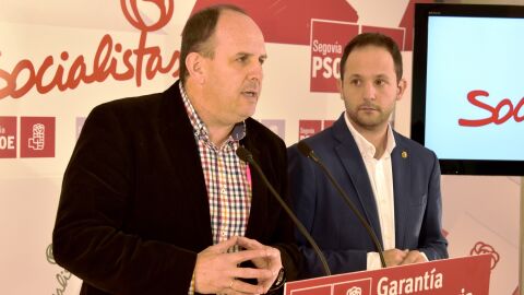 Jos&eacute; Luis Aceves y Alberto Serna en la sede del PSOE