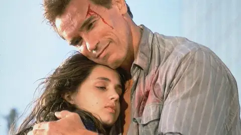 Arnold Schwarzenegger y Eliza Dushku en 'Mentiras arriesgadas' Arnold Schwarzenegger y Eliza Dushku en 'Mentiras arriesgadas'