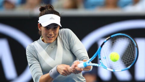 Muguruza golpea de rev&eacute;s durante su partido ante Ponchet