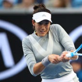 Muguruza golpea de revés durante su partido ante Ponchet