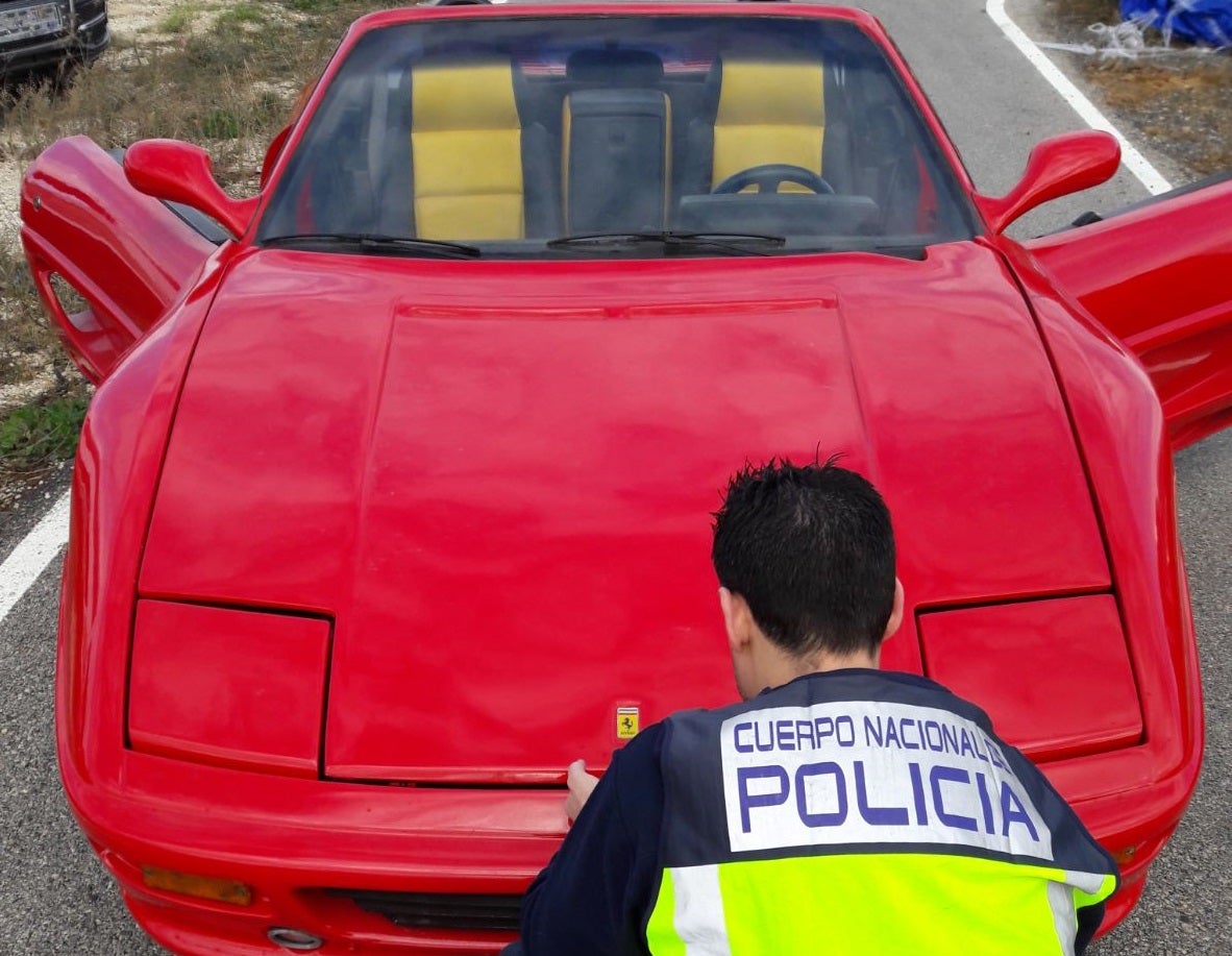 La Policía Nacional localiza en un taller de Torrellano un coche que había sido transformado para venderlo como un Ferrari La Policía Nacional localiza en un taller de Torrellano un coche que había sido transformado para venderlo como un Ferrari