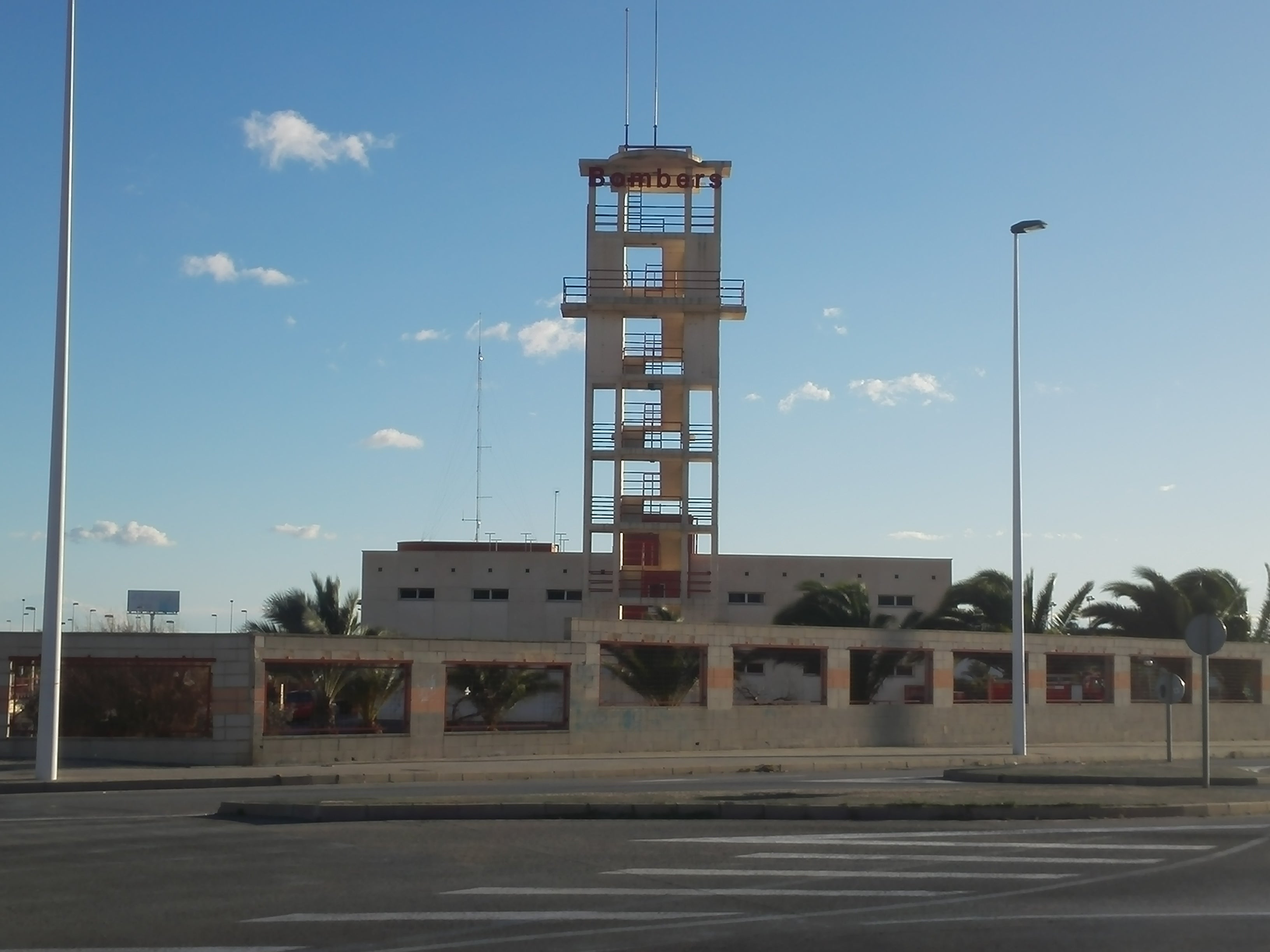 Un hombre resulta herido al huir por una ventana del incendio registrado en su vivienda Un hombre resulta herido al huir por una ventana del incendio registrado en su vivienda