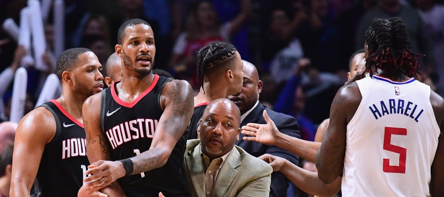 Ariza es agarrado por un miembro de los Rockets Ariza es agarrado por un miembro de los Rockets