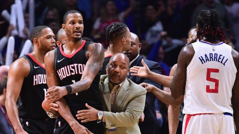 Ariza es agarrado por un miembro de los Rockets