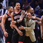 Ariza es agarrado por un miembro de los Rockets Ariza es agarrado por un miembro de los Rockets