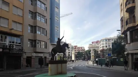 Estatua Francesc Cantó junto al Puente de Santa Teresa de Elche. Estatua Francesc Cantó junto al Puente de Santa Teresa de Elche.