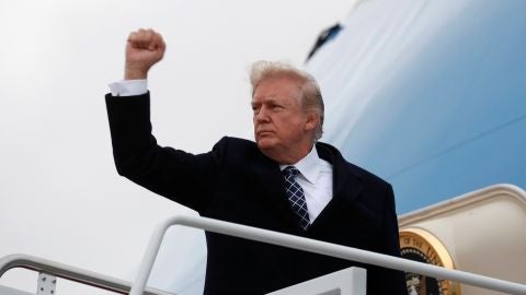 Donald Trump en el avi&oacute;n presidencial