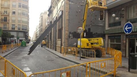 Edificio de Riegos El Progreso de Elche con la fachada apuntalada