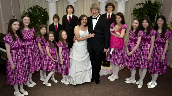 Piden cien años de cárcel para los padres acusados de torturar a sus trece hijos en California Piden cien años de cárcel para los padres acusados de torturar a sus trece hijos en California