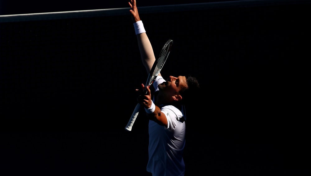 Djokovic celebra su victoria en su debut en el Open de Australia