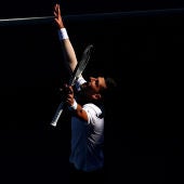 Djokovic celebra su victoria en su debut en el Open de Australia