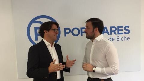 Juan de Dios Navarro y Pablo Ruz en la sede del PP de Elche