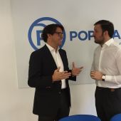 Juan de Dios Navarro y Pablo Ruz en la sede del PP de Elche
