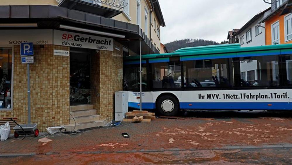 Estado en el que quedó un autobús escolar tras chocar contra un muro en Eberbach