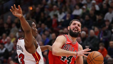 Mirotic intenta lanzar a canasta ante Adebayo