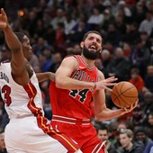 Mirotic intenta lanzar a canasta ante Adebayo Mirotic intenta lanzar a canasta ante Adebayo