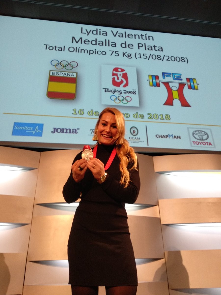 Lydia Valentín recibe la medalla de plata de los Juegos Olímpicos de Pekín Lydia Valentín recibe la medalla de plata de los Juegos Olímpicos de Pekín