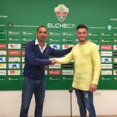 Jorge Cordero, director deportivo del Elche CF, ha presentado a Josan Ferrández como nuevo jugador del equipo ilicitano.