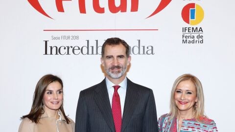 Los Reyes Felipe VI y Letizia, y la presidenta de la Comunidad de Madrid Cristina Cifuentes, durante el recorrido