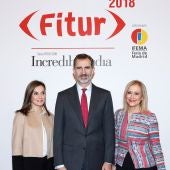 Los Reyes Felipe VI y Letizia, y la presidenta de la Comunidad de Madrid Cristina Cifuentes, durante el recorrido