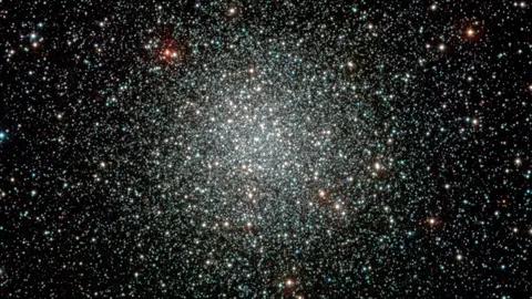 Las estrellas del Universo Descubren el primer agujero negro dentro de un cúmulo globular de estrellas
