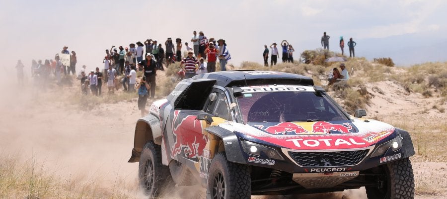 El piloto español Carlos Sainz compite durante la décima etapa del Rally Dakar, entre Salta y Belén, en Catamarca (Argentina) El piloto español Carlos Sainz compite durante la décima etapa del Rally Dakar, entre Salta y Belén, en Catamarca (Argentina)