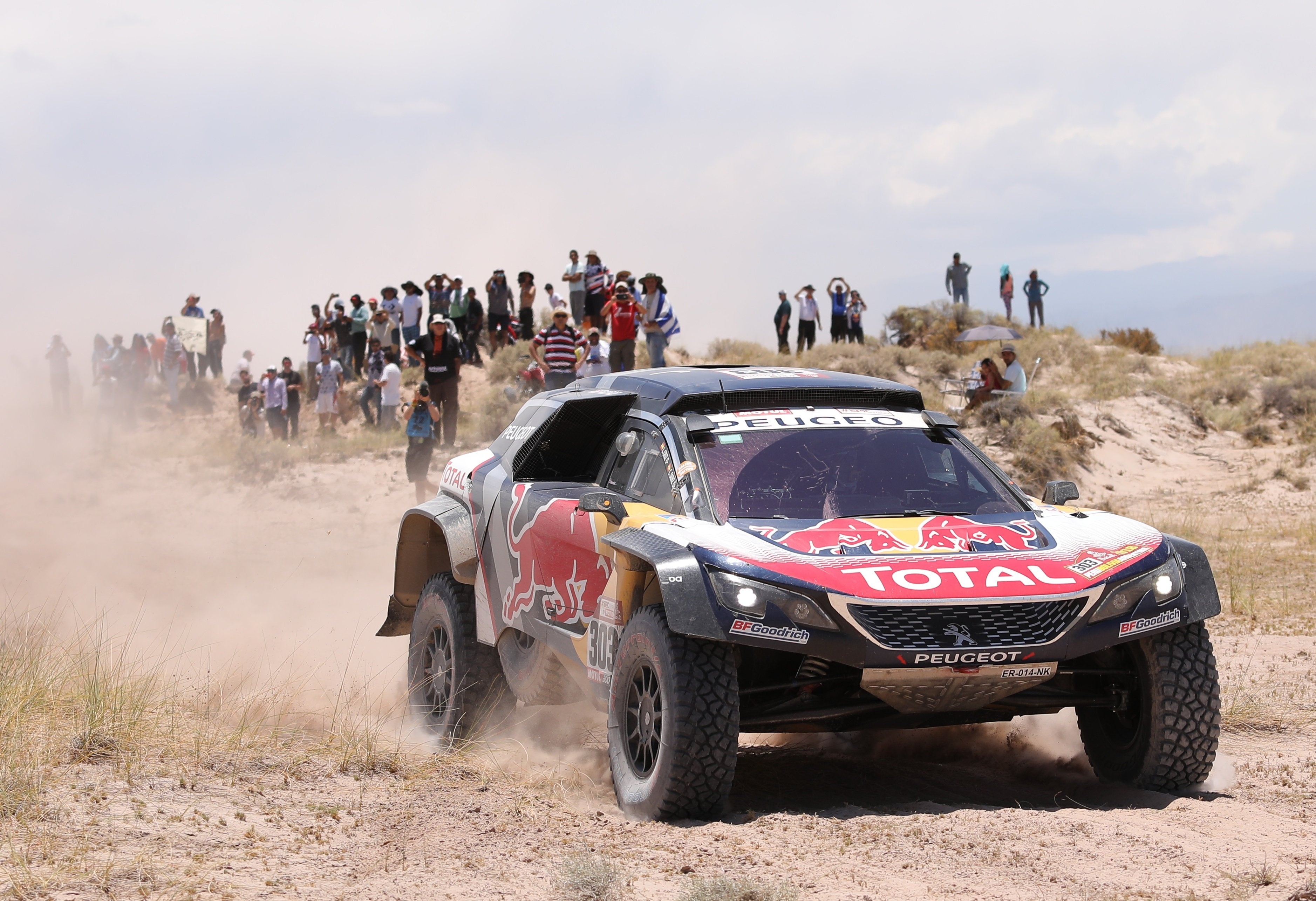 Carlos Sainz mantiene el liderato del Dakar y su distancia de 50 minutos con Peterhansel Carlos Sainz mantiene el liderato del Dakar y su distancia de 50 minutos con Peterhansel