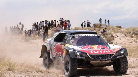 El piloto espa&ntilde;ol Carlos Sainz compite durante la d&eacute;cima etapa del Rally Dakar, entre Salta y Bel&eacute;n, en Catamarca (Argentina)